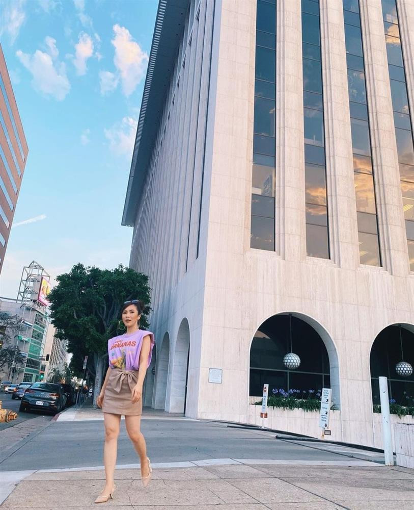 ô hầu như không tạo được điểm nhấn cho các trang phục của mình dù là outfit biểu diễn hay dạo phố.