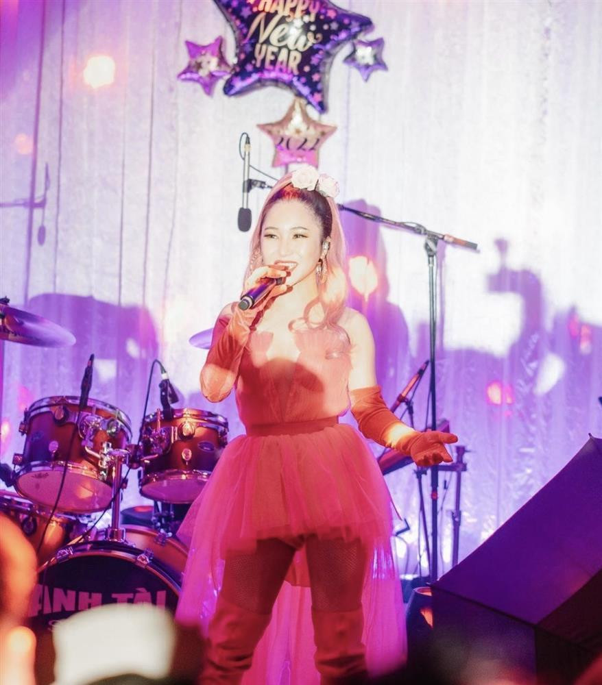  Hình ảnh Hương Tràm trong 1 buổi biểu diễn mới đây được lan truyền trên MXH khiến nhiều khán giả cảm thấy khó hiểu về phong cách của cô. Cụ thể, Hương Tràm diện outfit lấy màu hồng làm chủ đạo. Từ trang phục cho đến màu tóc, nữ ca sĩ quyết định full hồng để chuẩn "pink girl".