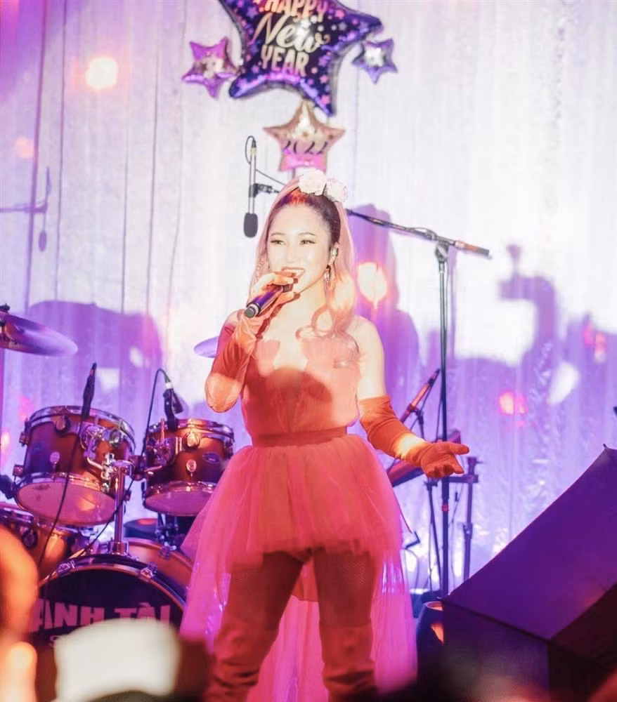  Hình ảnh Hương Tràm trong 1 buổi biểu diễn mới đây được lan truyền trên MXH khiến nhiều khán giả cảm thấy khó hiểu về phong cách của cô. Cụ thể, Hương Tràm diện outfit lấy màu hồng làm chủ đạo. Từ trang phục cho đến màu tóc, nữ ca sĩ quyết định full hồng để chuẩn "pink girl".