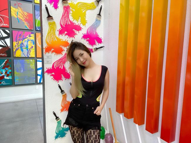 ua cách thức Hương Tràm ứng dụng chiếc quần tất vào thời trang dạo phố mùa lạnh, chắc hẳn không ít người thở dài.