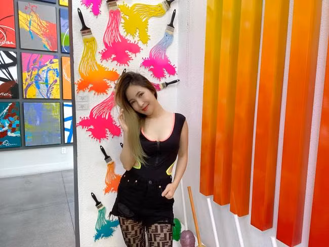 Qua cách thức Hương Tràm ứng dụng chiếc quần tất vào thời trang dạo phố mùa lạnh, chắc hẳn không ít người thở dài.