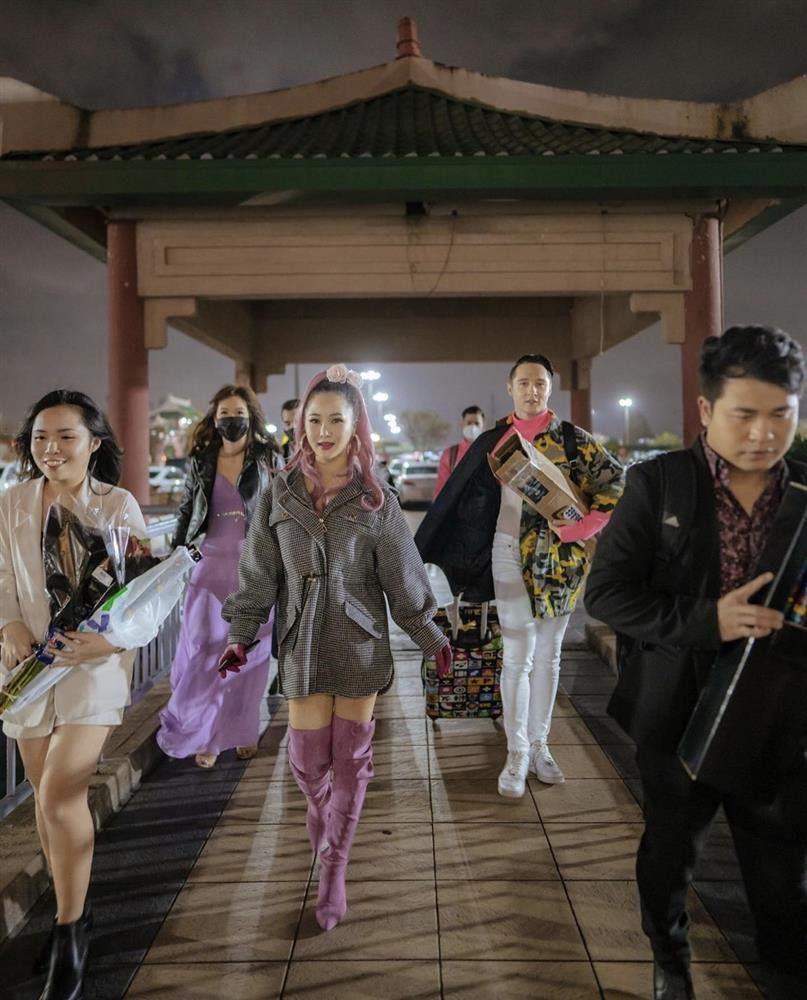 rang phục rườm rà như đi gánh xiếc và dễ lộ khuyết điểm chân ngắn của Hương Tràm.