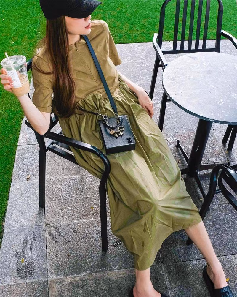 Giọng ca "Cả Một Trời Thương Nhớ" có rất nhiều bộ đầm casual nhưng đây là item duy nhất nhàu nát đến mức này. Việc mặc trang phục nhàu nhĩ không phải là điều cấm kỵ nhưng có thể khiến các ngôi sao trở nên kém chỉn chu hơn hẳn.