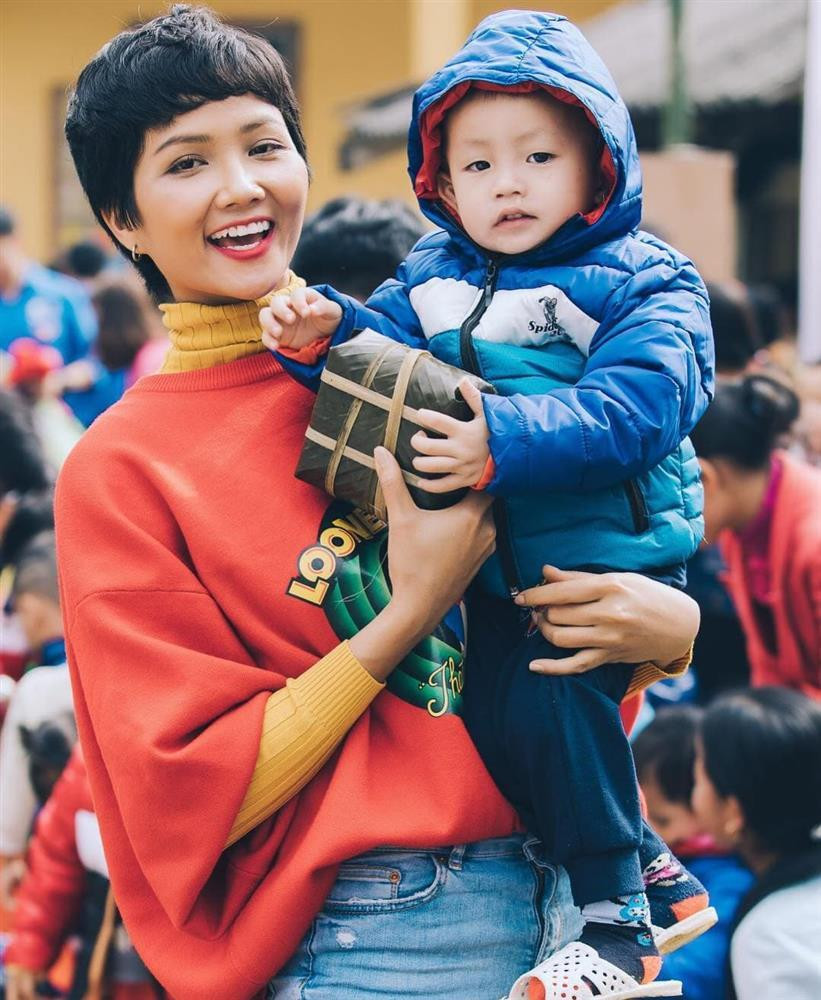 'Hen Niê cũng mặc chiếc áo này nhưng khéo sơ vin vạt trước và xắn tay để trang phục trông đỡ bùng nhùng, luộm thuộm.