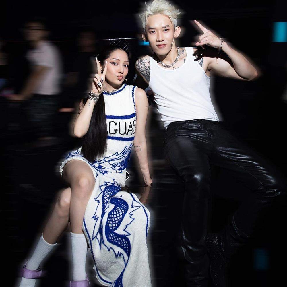 br/> Mới đây, Bảo Anh vừa chia sẻ loạt ảnh các Captain trong đêm Chung kết 1 Street Dance Vietnam khiến dân mạng vô cùng thích thú. Đặc biệt nhất là chiếc đầm này từng được chân dài đình đám là Hoa hậu Lương Thùy Linh diện từ 1 năm trước. Đội trưởng Bảo Anh nổi bần bật bên Kay Trần.