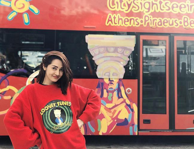 Trên thực tế, Bảo Anh từng nhiều lần đụng hàng các hoa hậu nhưng hay mất điểm ở một vài tiểu tiết. Ví dụ như khi Bảo Anh mặc chiếc áo sweatshirt oversized có in hình Looney Tunes đáng yêu này chẳng hạn.