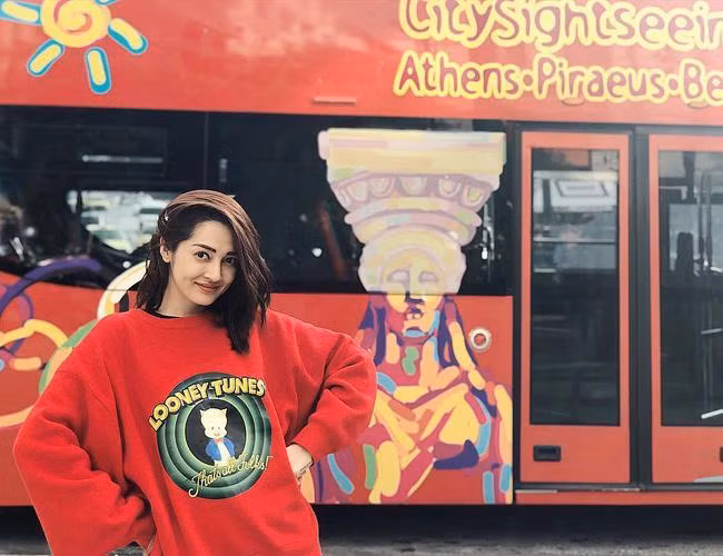 Trên thực tế, Bảo Anh từng nhiều lần đụng hàng các hoa hậu nhưng hay mất điểm ở một vài tiểu tiết. Ví dụ như khi Bảo Anh mặc chiếc áo sweatshirt oversized có in hình Looney Tunes đáng yêu này chẳng hạn.