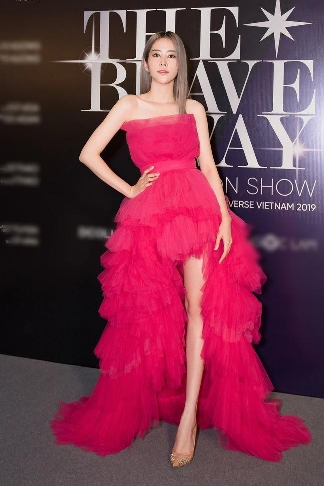 rong khi đó hoa khôi Nam Em lại được đánh giá cao hơn trong cả việc chọn giày trông đỡ lạc quẻ.