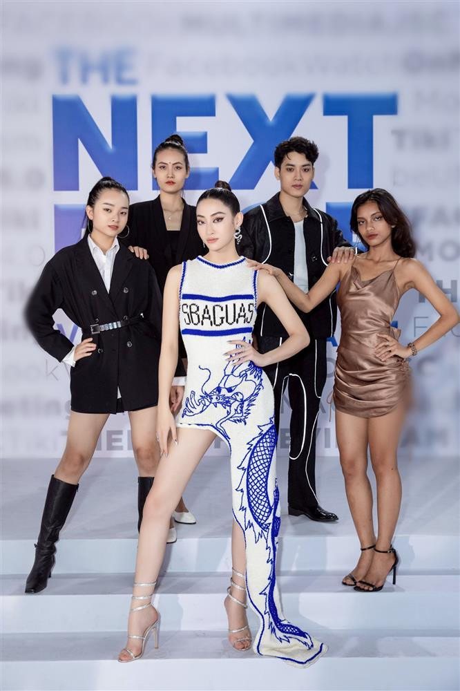 ù cùng chọn tóc buộc đuôi ngựa nhưng Lương Thùy Linh chọn giày cao gót quai mảnh thay vì tất cao cổ và sandal nên đôi chân 1m22 trứ danh càng được dịp phô trương.