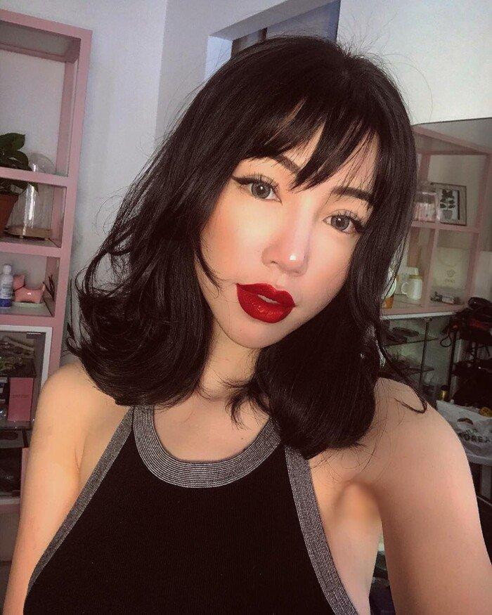 Từng có thời gian diễn viên Elly Trần thường xuyên xuất hiện với gương mặt “bất thường” với đôi môi sưng mọng, gương mặt thon gọn hơn hẳn. Nhiều người cho rằng cô đã can thiệp dao kéo. Tuy nhiên, người đẹp đã lên tiếng khẳng định rằng đây chỉ là sản phẩm của make up.