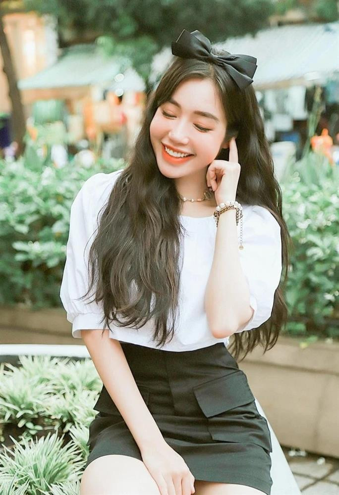 Khi trả lời những câu hỏi liên quan đến phẫu thuật thẩm mỹ, cô cũng không ngần ngại đáp trả: “Bây giờ mà vẫn còn có người kì thị về thẩm mỹ sao? Đến lúc cần đến thẩm mỹ để cho mình xinh đẹp tự tin hơn là chị sẽ chơi hết số luôn ấy chứ! Còn bây giờ chị mà muốn làm cái gì thì chắc chỉ có quất luôn chuyển-đổi-giới-tính may ra mới thấy khác chứ làm lắt nhắt làm cái gì mất thời gian nhỉ“.