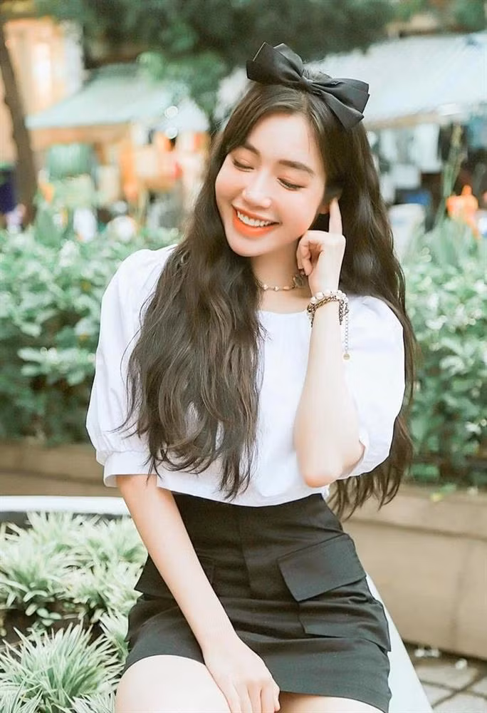 Khi trả lời những câu hỏi liên quan đến phẫu thuật thẩm mỹ, cô cũng không ngần ngại đáp trả: “Bây giờ mà vẫn còn có người kì thị về thẩm mỹ sao? Đến lúc cần đến thẩm mỹ để cho mình xinh đẹp tự tin hơn là chị sẽ chơi hết số luôn ấy chứ! Còn bây giờ chị mà muốn làm cái gì thì chắc chỉ có quất luôn chuyển-đổi-giới-tính may ra mới thấy khác chứ làm lắt nhắt làm cái gì mất thời gian nhỉ“.