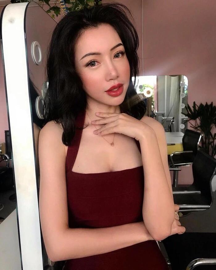  Thông qua bài đăng, bà mẹ 2 con cũng ngầm khẳng định cô sở hữu bờ môi quyến rũ tự nhiên chứ không phải sản phẩm của phẫu thuật thẩm mỹ. Bà mẹ 2 con còn tự tin khoe cận đôi môi dày căng bóng càng nhìn càng mê. Nếu trước đây vị bác sĩ đồng ý giúp bà mẹ một con "sửa sang", hẳn Elly Trần giờ đây đã phải hối hận vì quyết định cùa mình.