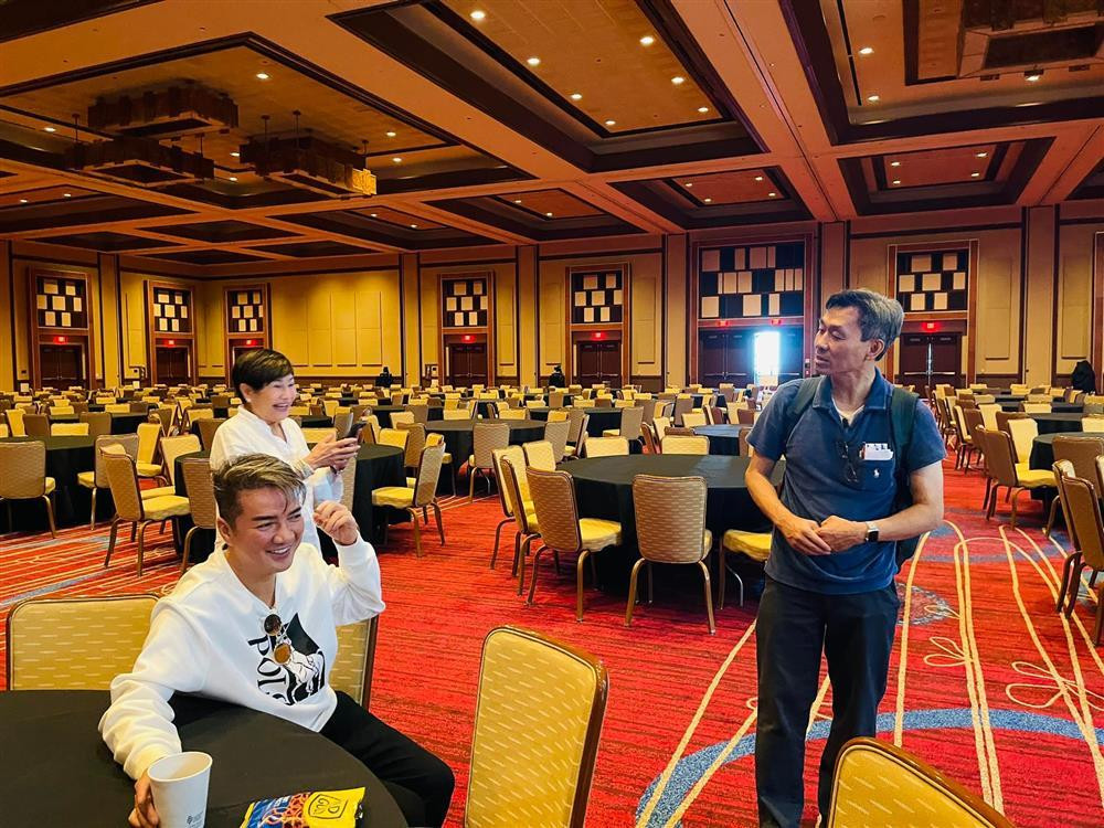 Vo cu U70 hoi ngo Dam Vinh Hung, goi nam ca si la em