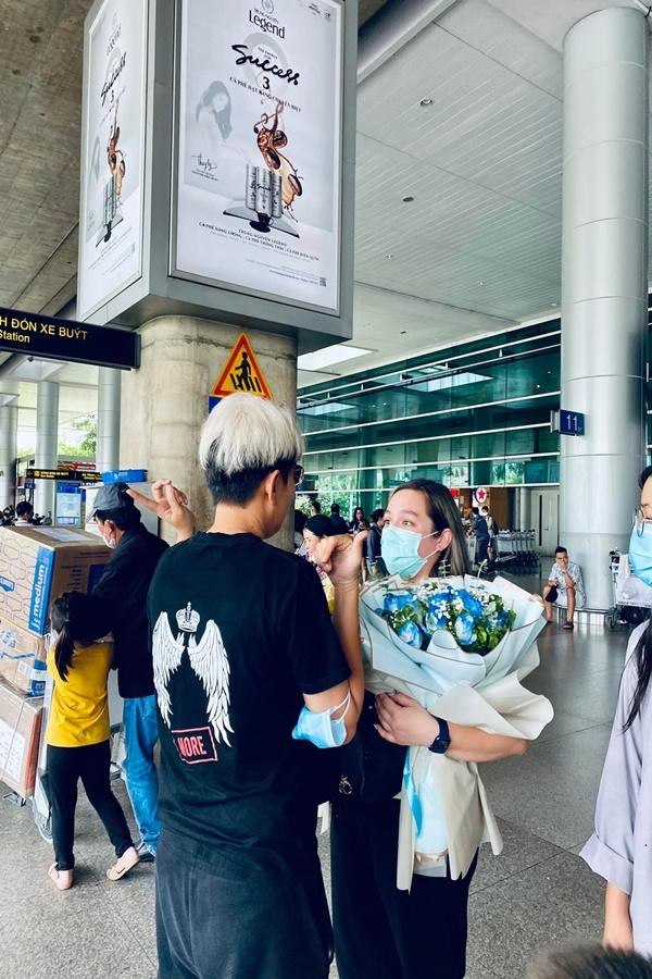 Con gai Phi Nhung ve Viet Nam sau gan mot nam me qua doi