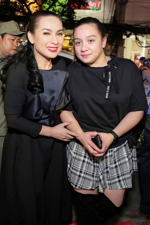 Con gai Phi Nhung ve Viet Nam sau gan mot nam me qua doi-Hinh-2