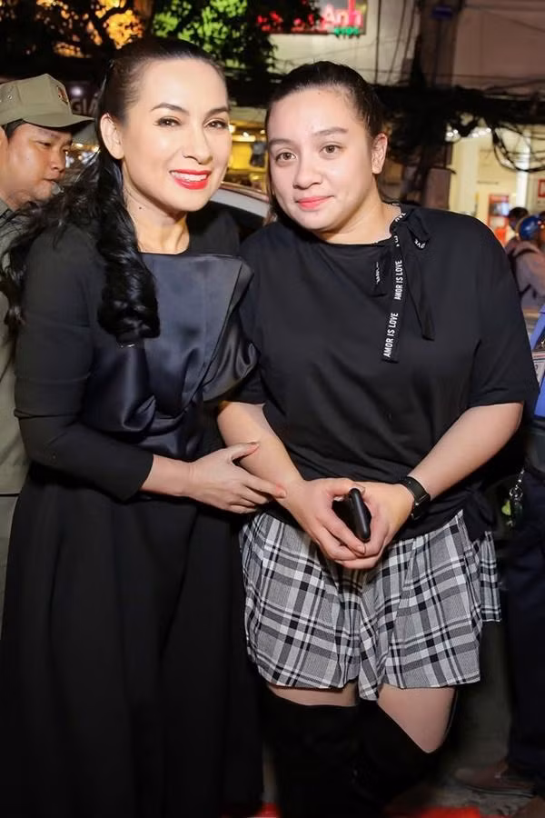 Con gai Phi Nhung ve Viet Nam sau gan mot nam me qua doi-Hinh-2