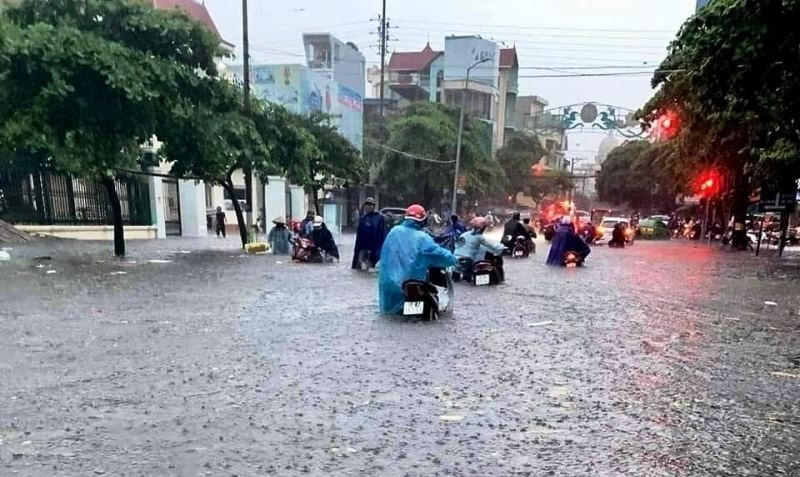 Đoàn xe máy bị ngập nước chết máy vất vả đi qua tuyến đường ngập (Ảnh: CTV). 