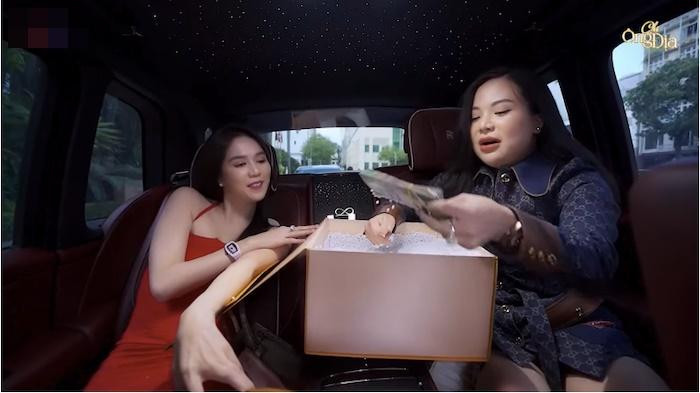 ữ đại gia Thu Trang ngỡ ngàng với số tiền mà Ngọc Trinh tặng cho mình.