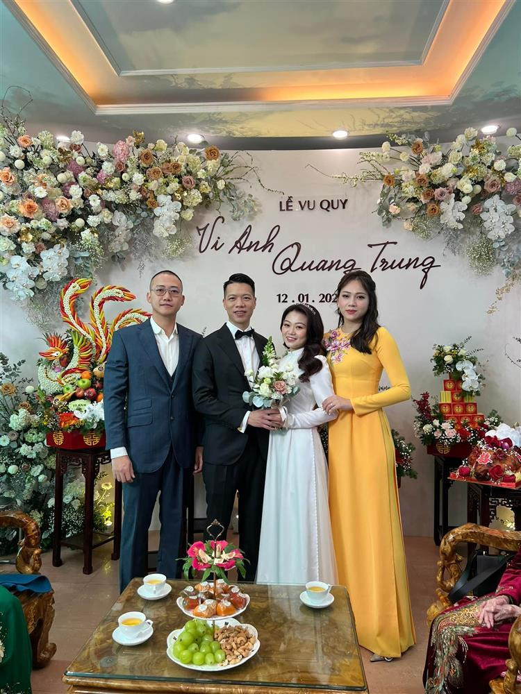 Sáng 12/1, ông xã Ngọc Thạch hào hứng chia sẻ niềm vui gia đình có hỷ sự. Theo đó, hôm nay là Lễ Vu Quy của em gái thiếu gia Dương Kon - Vi Anh. Bức ảnh vợ chồng Ngọc Thạch cùng bố mẹ bên cô dâu chú rể trong hỷ sự của gia đình thu hút sự chú ý. Chia sẻ hình ảnh ngày chung đôi của em gái, Dương Kon hào hứng giới thiệu: "Đám hỏi gái rượu".