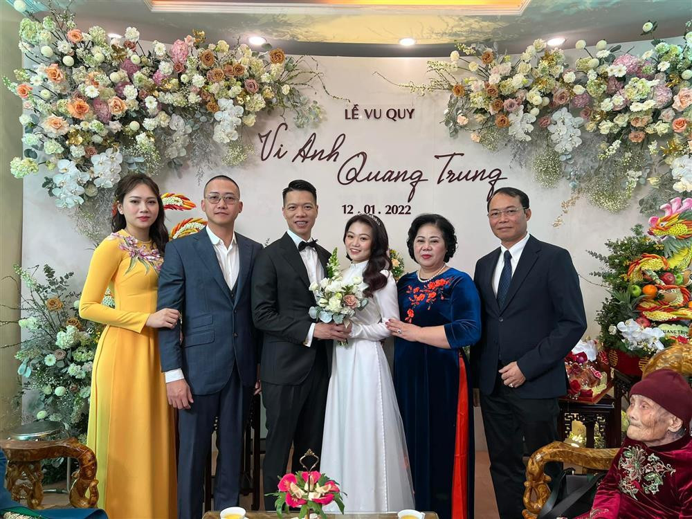 Trước đó, hôn phu của em gái Dương Kon chia sẻ khoảnh khắc trao sính lễ cho anh vợ kèm lời nhắn nhủ: "Cảm ơn anh vợ đã đỡ hộ em tráp dạm ngõ". Tiếp lời em rể tương lai, cựu mẫu họ Phạm bông đùa: "Đứa bắt anh vợ đỡ tráp, đứa bắt chị dâu kéo vali". Qua những chia sẻ đời thường, có thể thấy mối quan hệ rất thân thiết của Ngọc Thạch và em chồng.