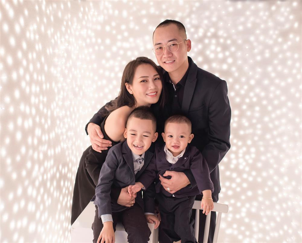 Đang là con cưng của làng giải trí Việt, Ngọc Thạch bất ngờ lui về hậu trường lấy chồng, sinh con. Người đàn ông kết hôn với mỹ nhân họ Phạm là thiếu gia nổi tiếng đất Hà thành - Đỗ Bình Dương, tên thường gọi là Dương Kon. Từ khi lên xe hoa với chồng thiếu gia, người đẹp Hậu Giang không còn mặn mà với showbiz. Cô tập trung hỗ trợ công việc kinh doanh của gia đình chồng và chăm sóc con cái.