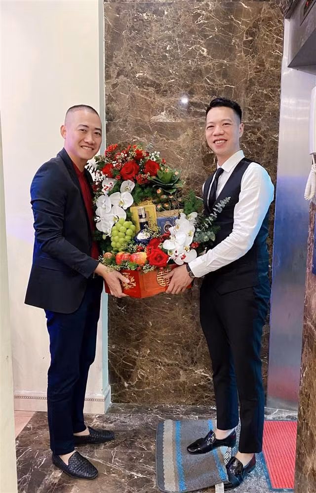 Ông xã Ngọc Thạch đón lễ từ em rể.