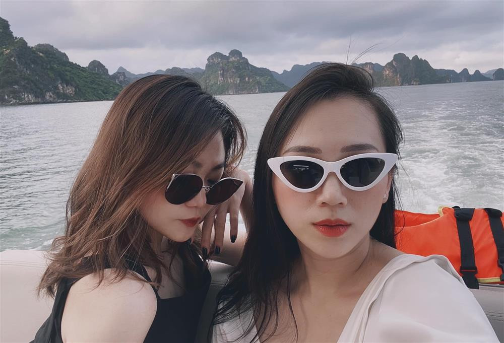 Trang cá nhân của 2 chị em thường xuyên chia sẻ những khoảnh khắc tình cảm, cùng những lời nhắn nhủ yêu thương dành cho nhau.