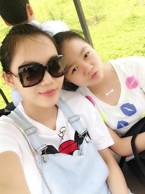 ên cạnh hôn nhân êm ấm, Ngọc Thạch còn được ngưỡng mộ khi có mối quan hệ tốt đẹp với gia đình chồng hào môn, đặc biệt là em gái ông xã.