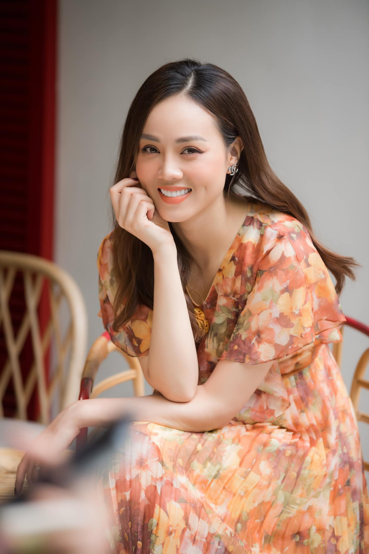 Vợ NSND Công Lý đẹp dịu dàng, Thùy Tiên gợi cảm Vo NSND Cong Ly dep diu dang, Thuy Tien goi cam