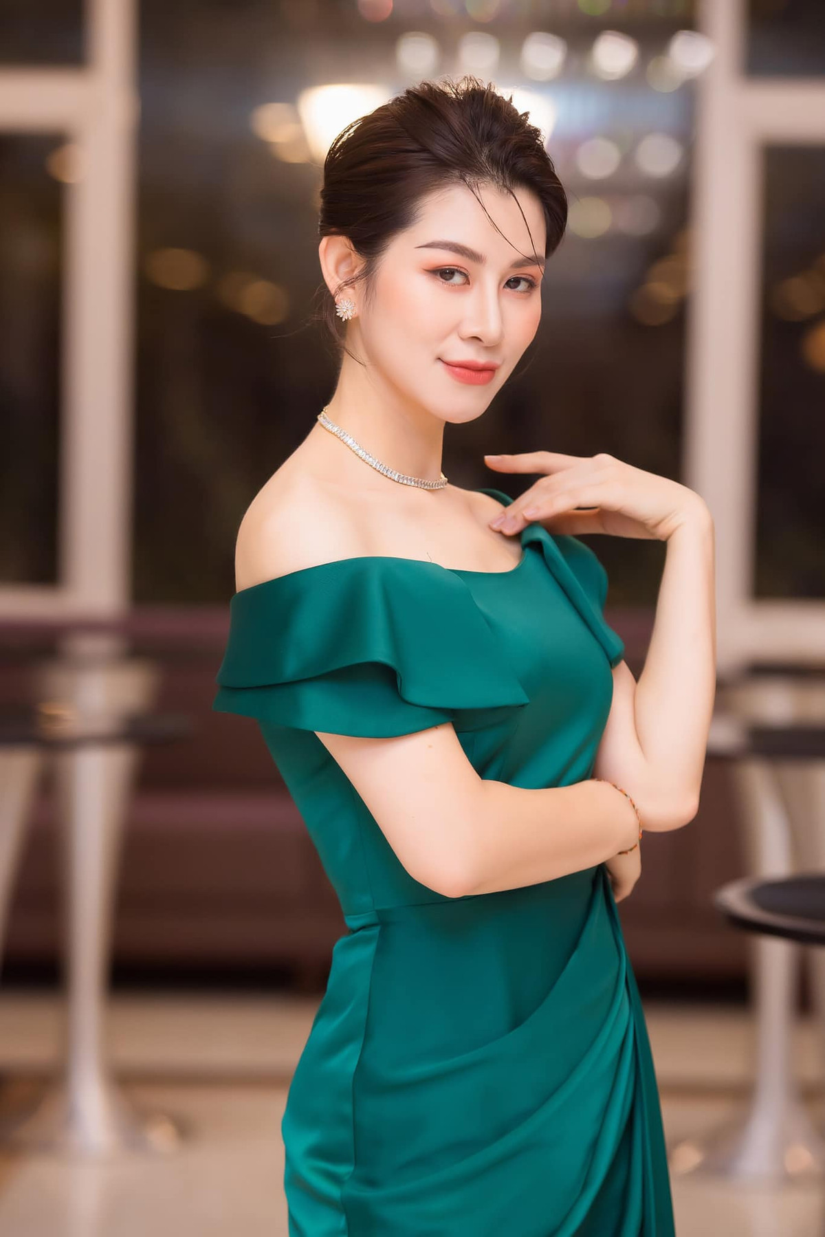 Vợ NSND Công Lý đẹp dịu dàng, Thùy Tiên gợi cảm - Hình 5 Vo NSND Cong Ly dep diu dang, Thuy Tien goi cam-Hinh-5