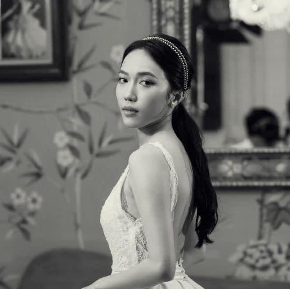 iệu Nhi ưu ái kiểu tóc buộc gọn đơn giản tôn visual và thần thái sắc lạnh.