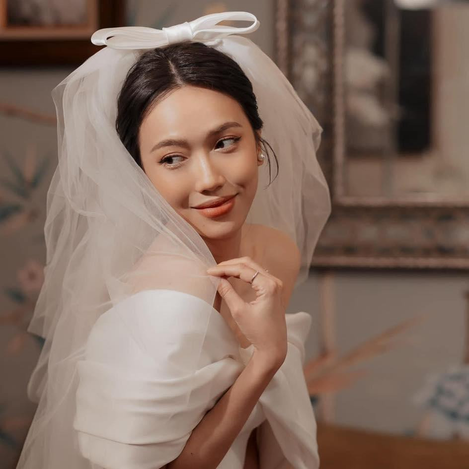 ộ cánh thứ hai có style bánh bèo, nhẹ nhàng giúp Diệu Nhi trở nên đằm thắm đến lạ. Thiết kế có chất liệu vải trơn, điểm nhấn là tạo hình chiếc nơ ở phần ngực điệu đà.