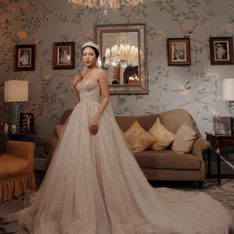 Vướng tin đồn bí mật sinh con cho bạn trai từ năm ngoái nhưng cho đến năm nay cặp đôi Diệu Nhi - Anh Tú mới chính thức tổ chức đám cưới. Theo đó, đám cưới của cả hai sẽ diễn ra vào ngày 10/10 tới tại một resort hạng sang ở Phan Thiết. Mới đây, loạt ảnh Diệu Nhi thử váy cưới được rò rỉ. Khác hẳn với vẻ ngoài lầy lội thường thấy khi đóng phim hay tham gia gameshow, Diệu Nhi hóa thân thành cô dâu lại hiền dịu hơn bao giờ hết. Khoác trên mình bộ váy cưới, bà xã tương lai của Anh Tú lộng lẫy hệt công chúa cổ tích. 