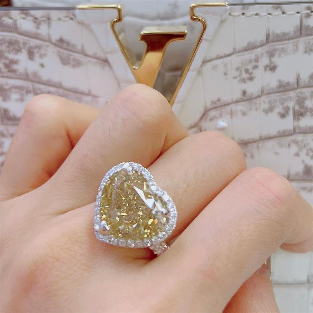  Lệ Quyên khoe nhẫn mới có viên kim cương hình trái tim chính giữa màu vàng rất lớn và đính viền xung quanh cũng toàn bằng đá quý.