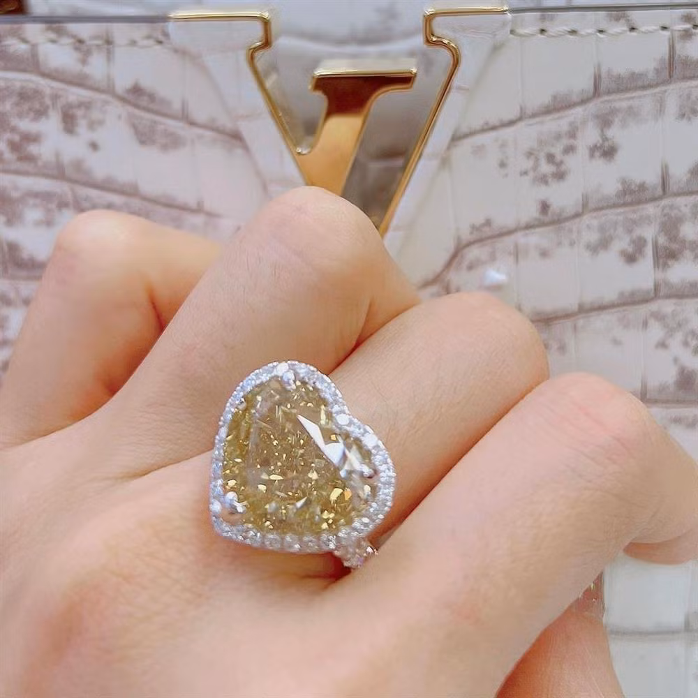  Lệ Quyên khoe nhẫn mới có viên kim cương hình trái tim chính giữa màu vàng rất lớn và đính viền xung quanh cũng toàn bằng đá quý.