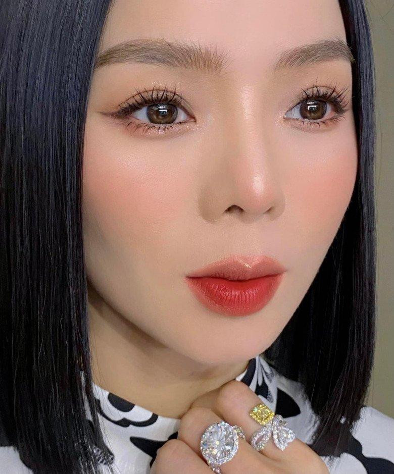 ở dĩ nói như vậy bởi rất nhiều lần, Lệ Quyên luôn cố tình để trang sức kim cương chiếm spotlight trong những shot hình của mình.