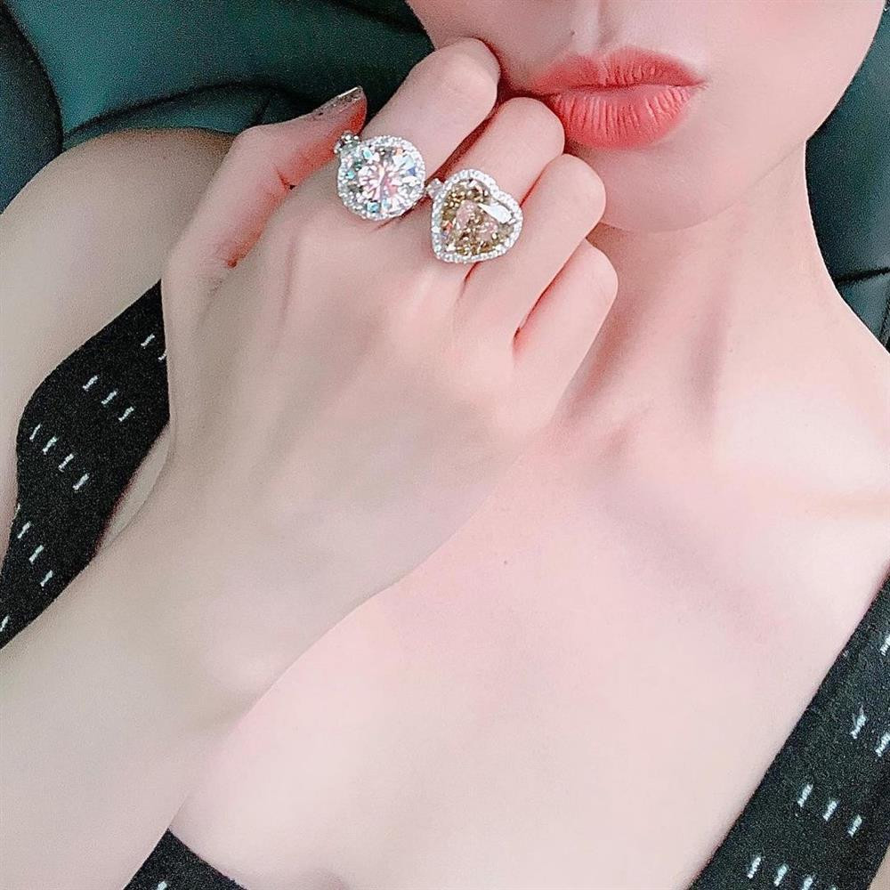 Lệ Quyên thuộc tuýp sao Việt "chăm khoe" nên cứ mỗi khi cô tậu món gì mới là ngay lập tức cô chia sẻ ngay với người hâm mộ. Sau nhiều lần khoe quà, khoe những món đồ hàng hiệu, nữ ca sĩ khiến fan "mắt tròn mắt dẹt" khi giới thiệu một chiếc nhẫn kim cương cực khủng mới được kết nạp vào bộ sưu tập trang sức của mình. Lệ Quyên không ngăn được sự sung sướng khi khoe chiếc nhẫn kim cương hình trái tim cực khủng mới tậu trên tất cả các tài khoản mạng xã hội của bản thân.