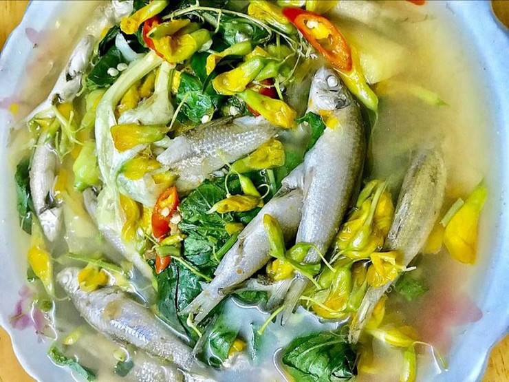 Một số món ăn người miền Tây thường làm từ loại cá này như chiên giòn, chiên giòn cùng bông điên điển, lẩu cá linh bông điên điển, cá linh kho mía...