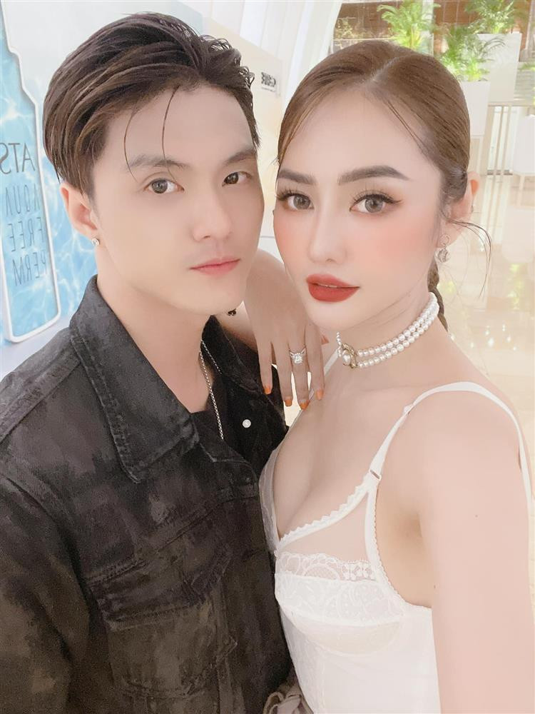 Linh Chi khoe giay dang ky ket hon, nhac den 