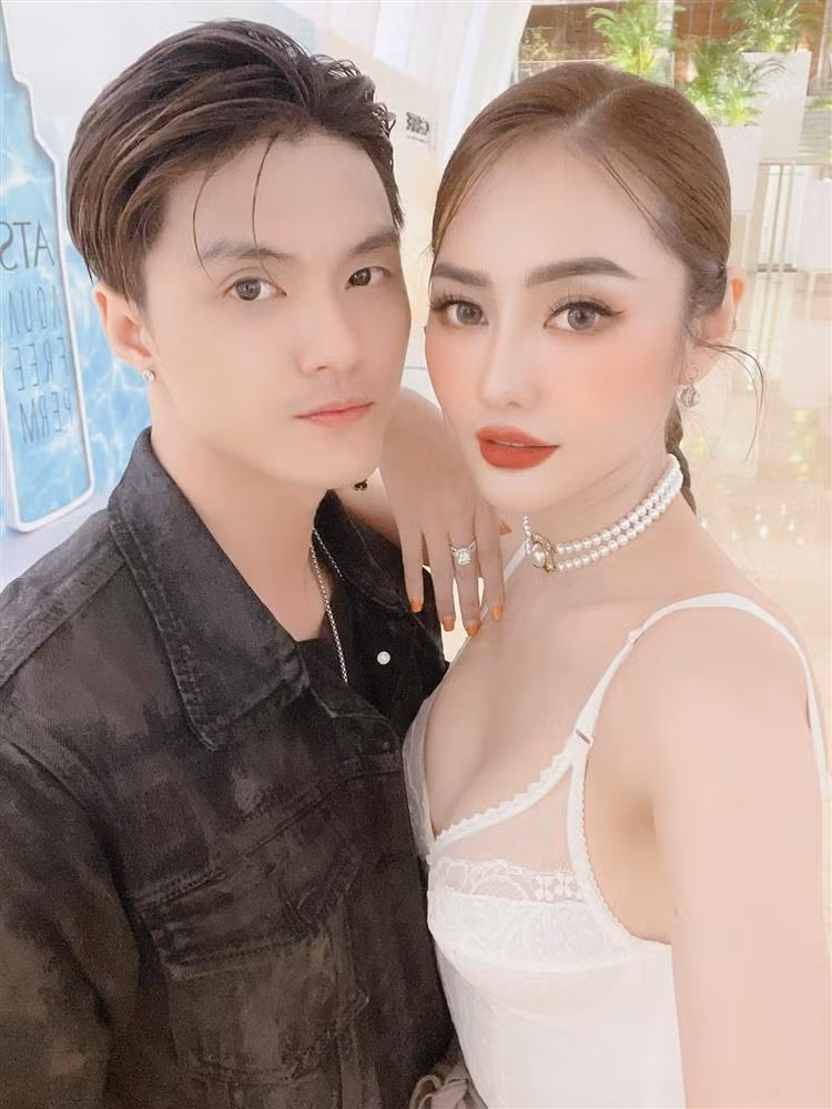 Linh Chi khoe giay dang ky ket hon, nhac den 