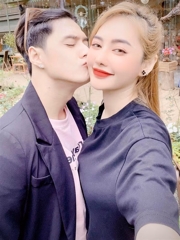 Linh Chi khoe giay dang ky ket hon, nhac den 