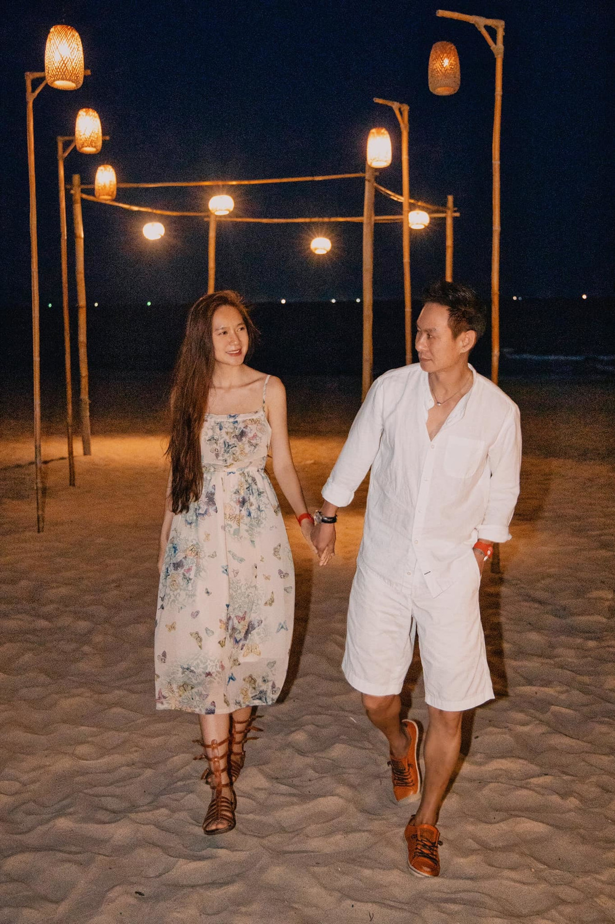 Vợ chồng Lý Hải - Minh Hà tình tứ trên bãi cát.