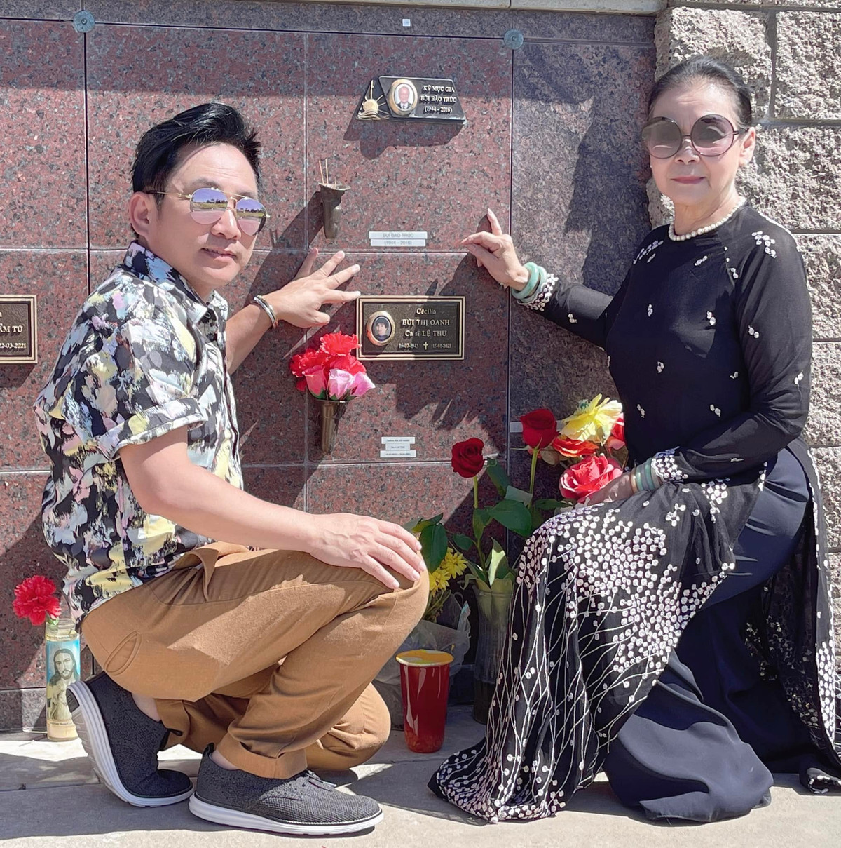 Ca sĩ Quang Thành cùng Khánh Ly thăm mộ cố danh ca Lệ Thu.