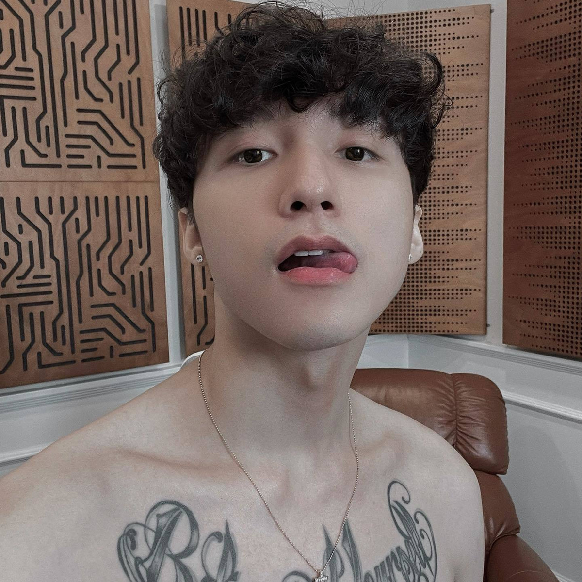 Sao Việt hôm nay 16/1: Ảnh cởi trần khoe tóc mới của Sơn Tùng M-TP được hơn 790 nghìn người nhấn "thích", 133 nghìn bình luận và 108 nghìn lượt chia sẻ.