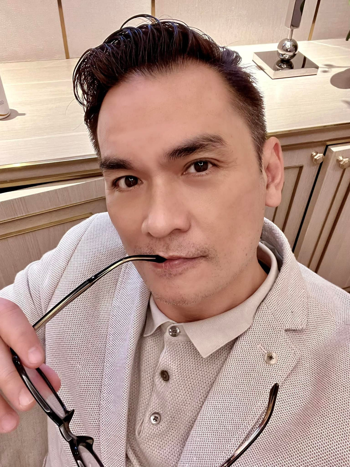 Diễn viên Đức Hải mặc lịch lãm.