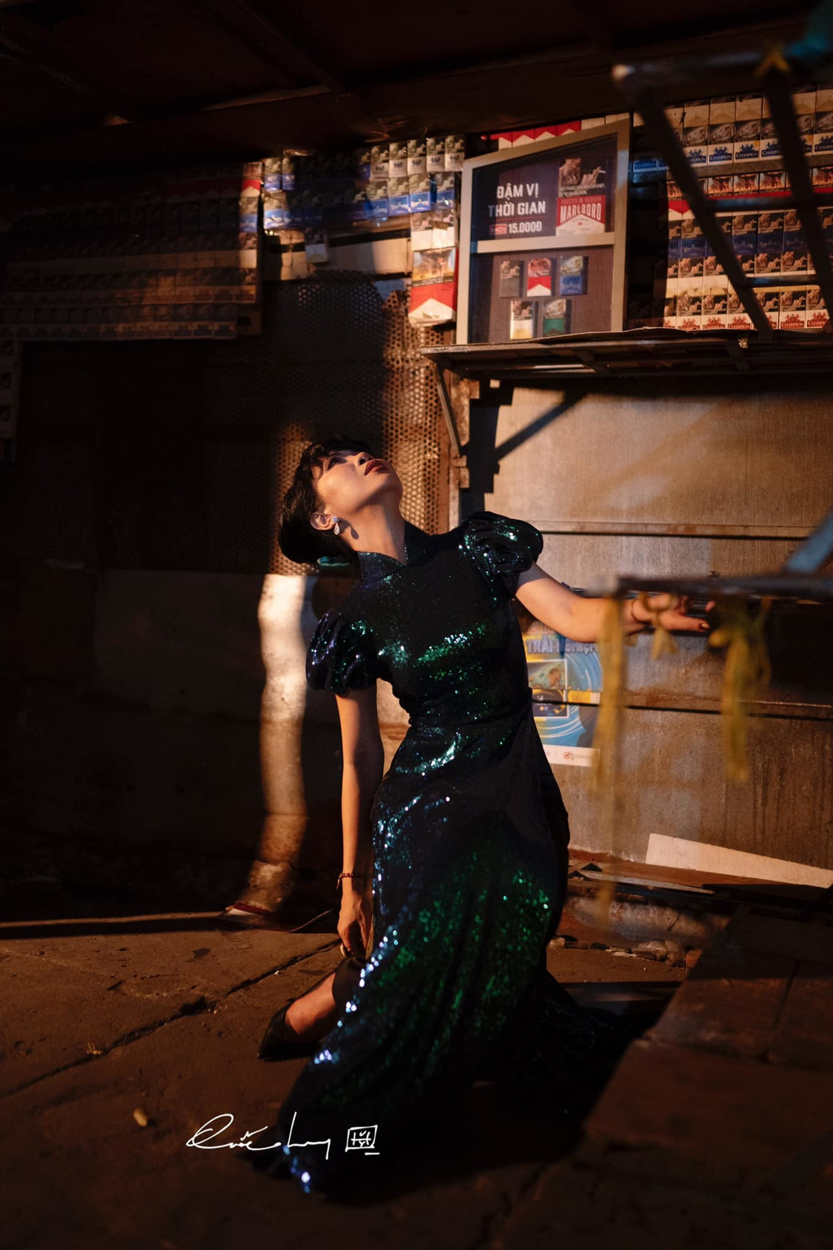 MC Trác Thúy Miêu thả dáng trước ống kính nhiếp ảnh gia Trịnh Quốc Huy.