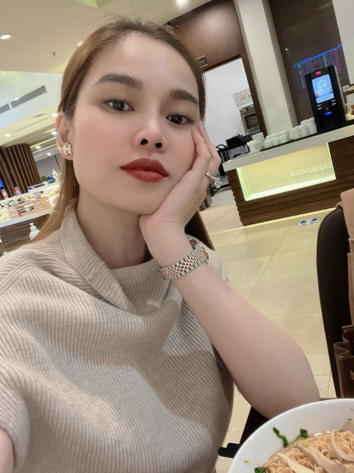 Bữa ăn của ca sĩ Giang Hồng Ngọc khi chờ bay show.