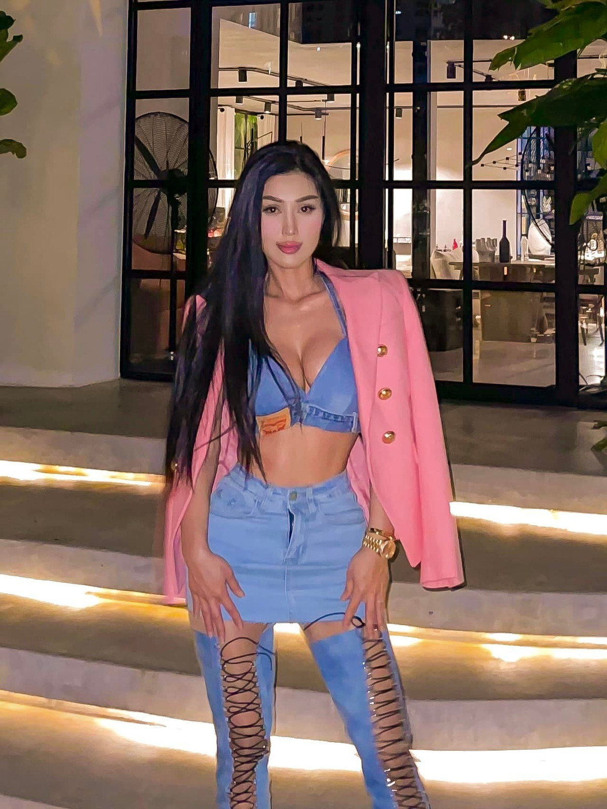 Diễn viên Đinh Phương Ánh khoe ngực đầy.