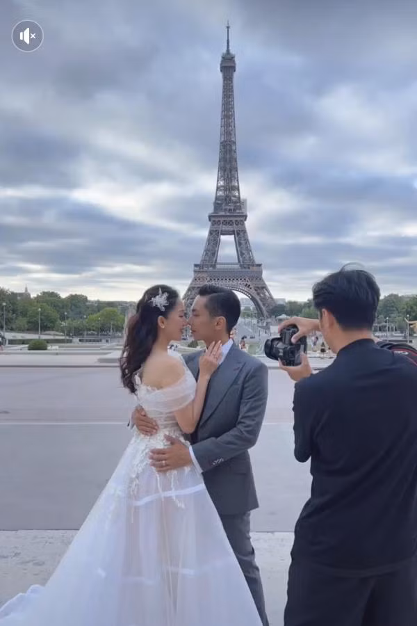 Trông khi vợ chuẩn bị từ váy cho đến phụ kiện như vương miện, bờm tóc thì Phan Hiển lại đơn giản hơn rất nhiều.